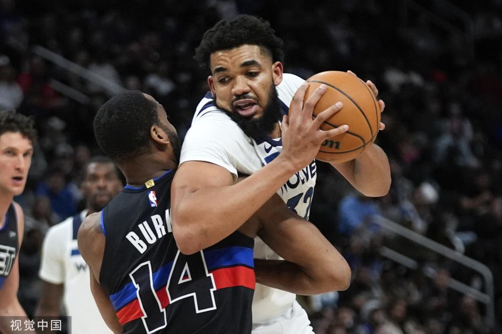 [德甲]于帕梅卡诺回传失误 洪萨克断球打空门.