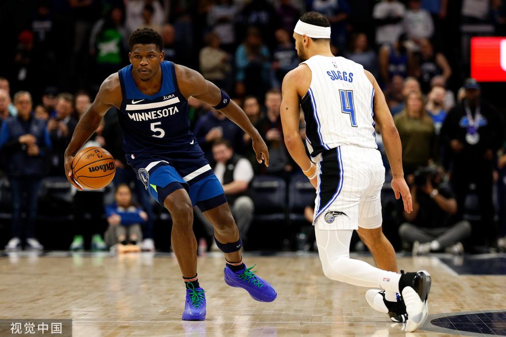 她通过借助 她通过借助